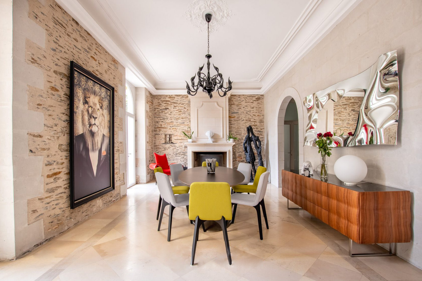 Salle à manger design dans un ancien couvent rénové à Angers